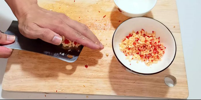 Marinate vegetables: Separately, marinate the carrots and white radish with water and salt. Marinate the onions with ice water. Let each marinate for 15 minutes, mixing occasionally.