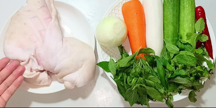 Clean the pork ear: Ask the butcher to remove the hair. At home, add salt and lemon juice, massage, and wash thoroughly. Rinse and drain.