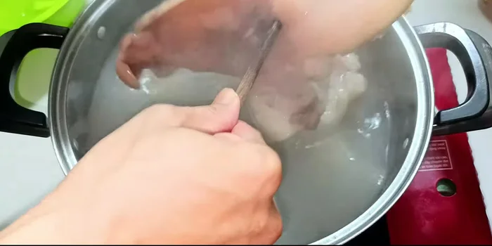 Cool the pork ear: After boiling, immediately transfer the pork ear to an ice bath to cool and make it crispier. Once cooled, cut into thin slices.