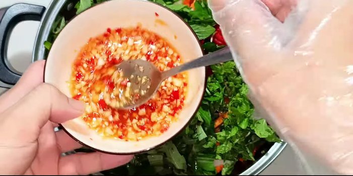 Assemble the salad: Combine all prepared ingredients (pork ear, vegetables, chili, fried onions, peanuts) in a large bowl. Mix well with the mixing sauce and let it sit for 15 minutes for the flavors to blend.