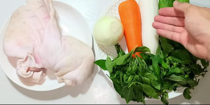 Prepare vegetables: Cut the onion, carrot, white radish, and cucumber into thin strips. Cut chili peppers in half, remove seeds, and slice thinly.
