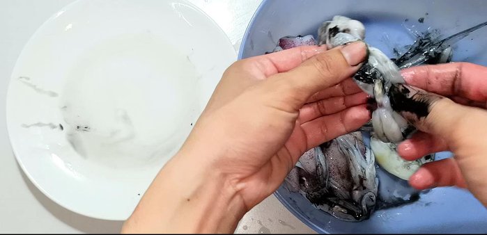 Wash the squid thoroughly. (125.119)