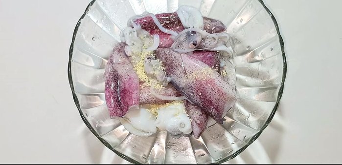 Marinate squid with seasoning powder, MSG, and tu say for 20 minutes. (130.239)