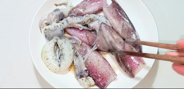 Sprinkle molasses on the squid. (159.12)