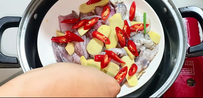 Add water and sauce to the steamer pot. Steam over high heat until boiling, then reduce heat to medium. (183.68)