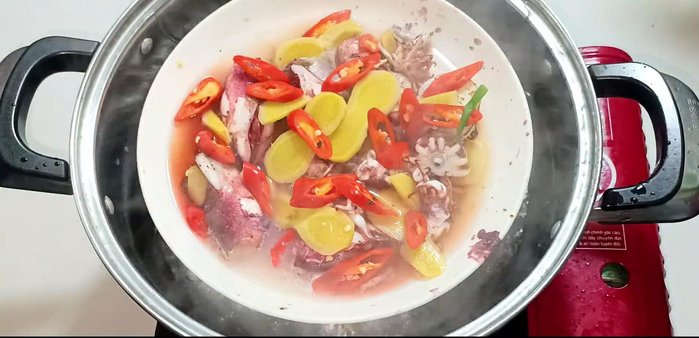 Steam the squid for 3 minutes, then add green onions and steam for another 2 minutes (total steaming time: 5 minutes). (197.239)