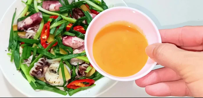Serve with your preferred dipping sauce (red chili salt seafood sauce, lemon pepper salt, ginger fish sauce, sweet and sour garlic chili fish sauce). (226.959)