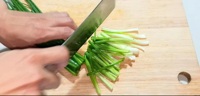 Wash and cut green onions into 6-7cm lengths. (51.84)