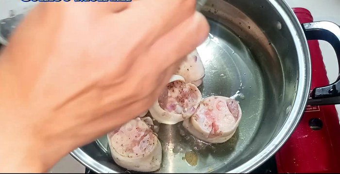 Heat cooking oil in a pot. Add the marinated pork leg and stir-fry until slightly browned.