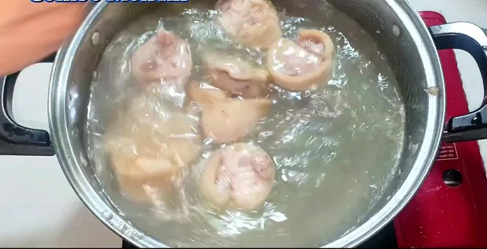 Add 1.5 liters of water to the pot. Bring to a boil, then reduce heat to medium. Skim off any foam.