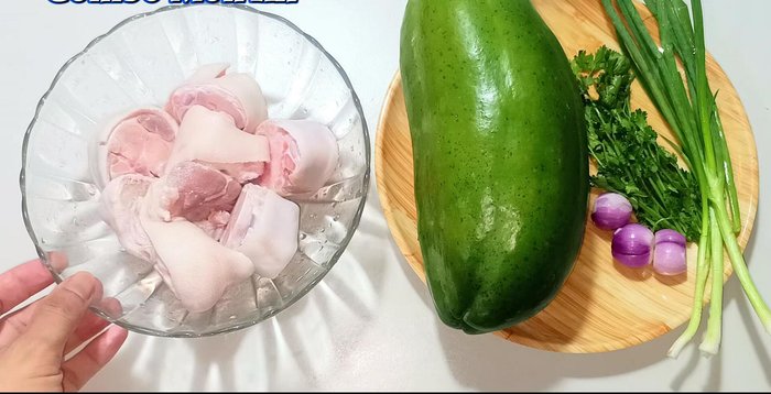 Cut the pork leg into bite-sized pieces. Marinate it with water, salt, and lemon to remove any smell. Wash and drain.