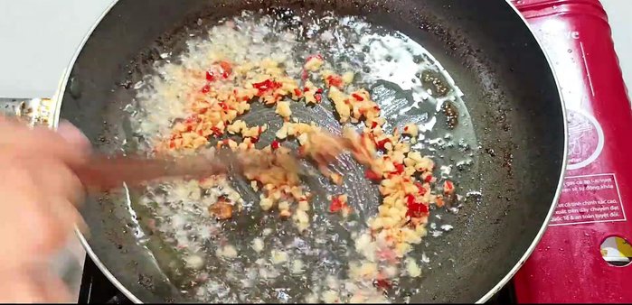 Remove ribs and set aside. Add garlic and chili to the pan and stir-fry until fragrant and slightly golden.
