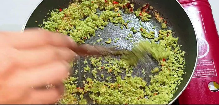 Add lemongrass and stir-fry until yellow. Turn off the heat and add sugar, fish sauce, chili sauce, and MSG. Stir well.