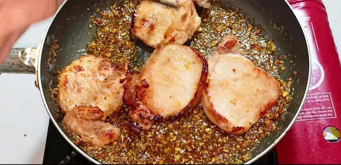 Return the ribs to the pan. Turn on low heat, stir, and coat the ribs evenly with the sauce. Cook until sauce is absorbed.