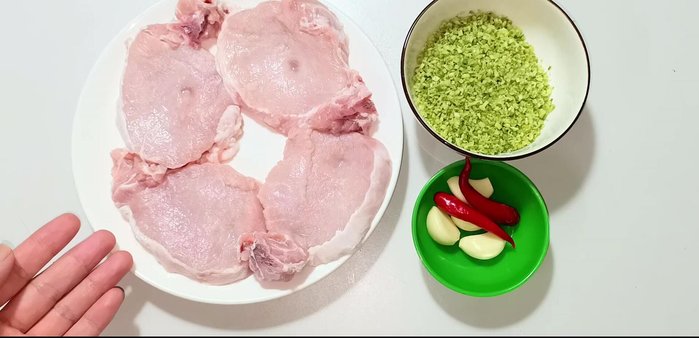 Cut pork ribs into slightly thick pieces, wash, and drain.