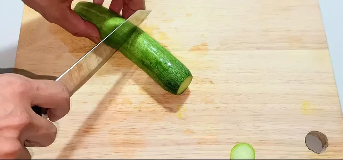 Cut the cucumber into strips.