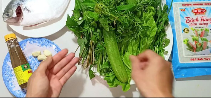 Wash and prepare the vegetables (fish mint, herbs, cucumber, watercress, lettuce, green onions, coriander).