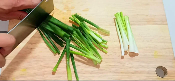 Cut the green onion stems into 6-7cm lengths. Cut the onion heads into small pieces for pureeing.