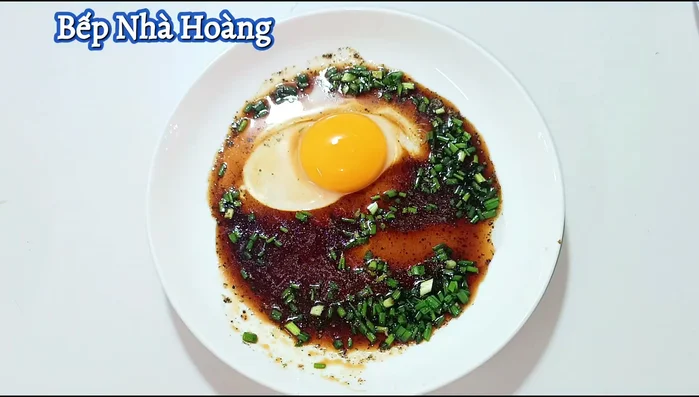 Crack the eggs into the dish, being careful not to break the yolks. (Optional: Add a teaspoon of wheat oil)