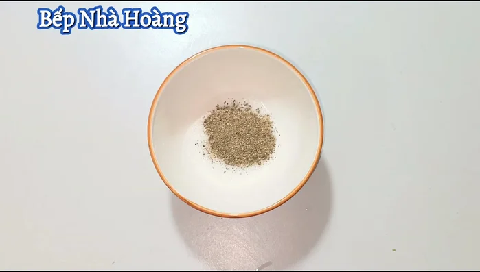 Prepare the sauce: Mix sugar, MSG, ground pepper, sesame oil, and soy sauce in a bowl. Add water and stir well until the spices dissolve.