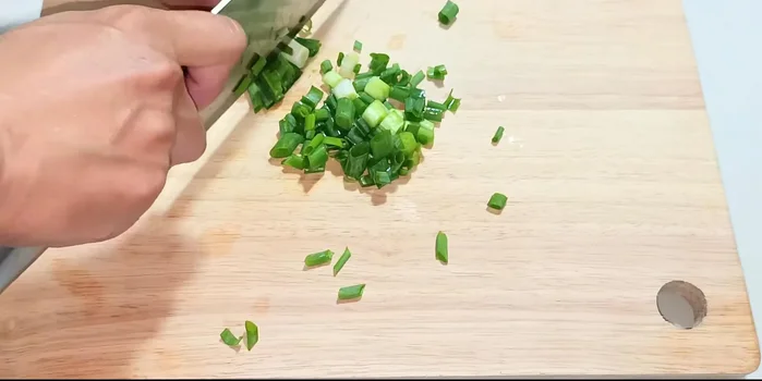 Finely chop green onions.