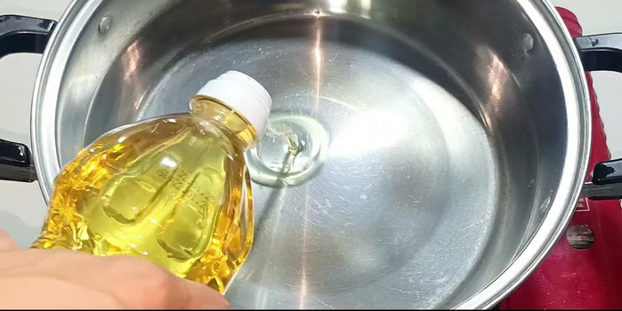 Heat cooking oil in a pot over medium heat. Add minced garlic and shallots, sauté until fragrant.