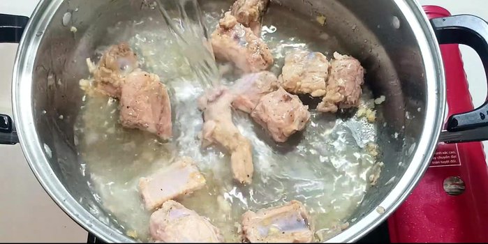Add 1 liter of water, stir, cover, and bring to a boil. Reduce heat to medium and simmer for 5 minutes until ribs are tender.