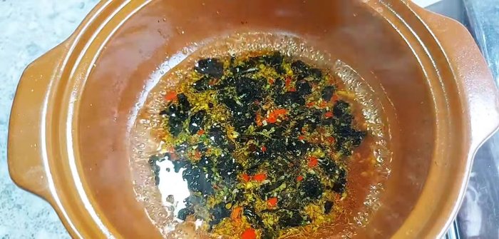 Add the sweet taro slices to the pot. Simmer until the sauce thickens.