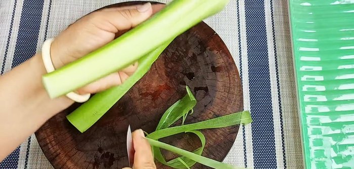 Prepare the sweet taro: Peel and cut into 1cm thick slices. Wash with salt water to remove any white substance, then rinse with cold water.