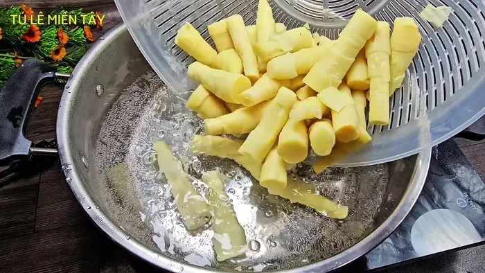 Prepare the bamboo shoots: Boil pre-boiled or fresh bamboo shoots in boiling water for 15 minutes (adjust time depending on freshness and sourness). Rinse thoroughly.