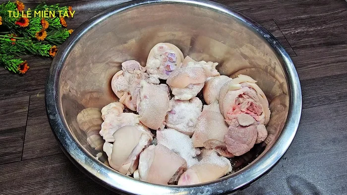 Marinate the pork leg: In a bowl, combine the pork leg with half the sugar, half the garlic, half the shallots, some fish sauce, and homemade caramel (optional). Marinate for 30 minutes.