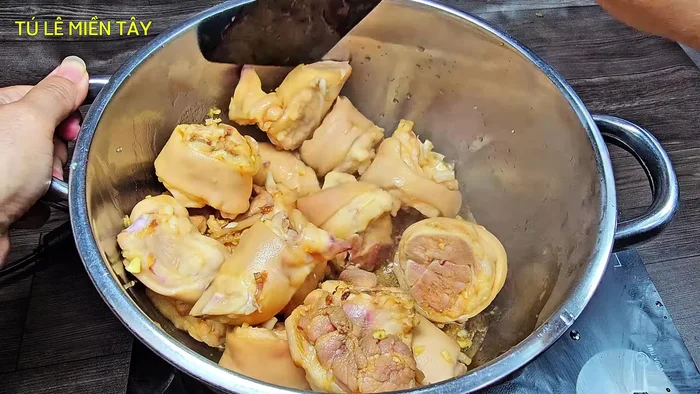 Brown the pork leg: Add the marinated pork leg to the pot and stir until browned.