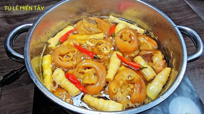 Finish: Before turning off the heat, add chili peppers (optional). Let it sit for a while to allow the flavors to meld.