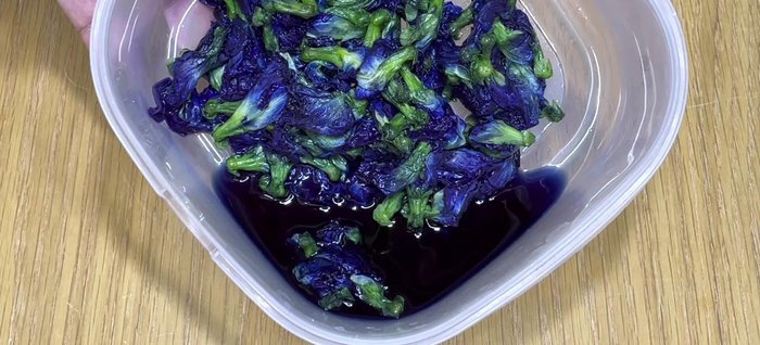 Prepare coconut milk mixture: Combine 700ml coconut milk with 100ml of the butterfly pea flower water (or extracted color).