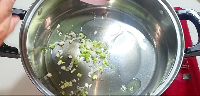 Heat cooking oil in a pot. Add sauteed green onions and tomatoes, stir-fry until tomatoes are slightly soft.
