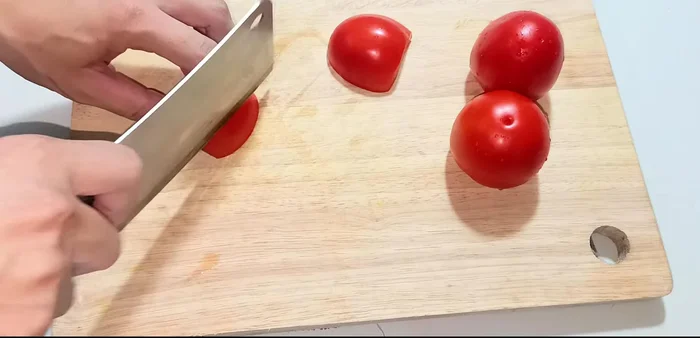 Wash the tomatoes. Cut into cubes.