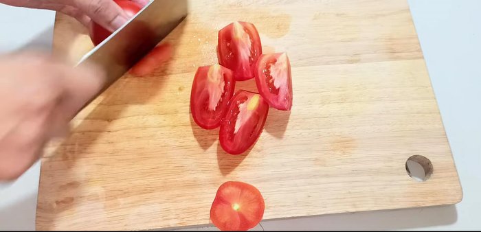 Wash and peel the carrots. Cut into matchsticks.