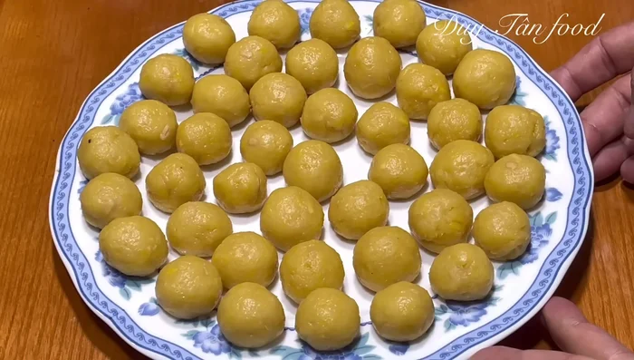 Roll the cooled bean filling into 10-15g balls. Stir the rested batter until smooth.
