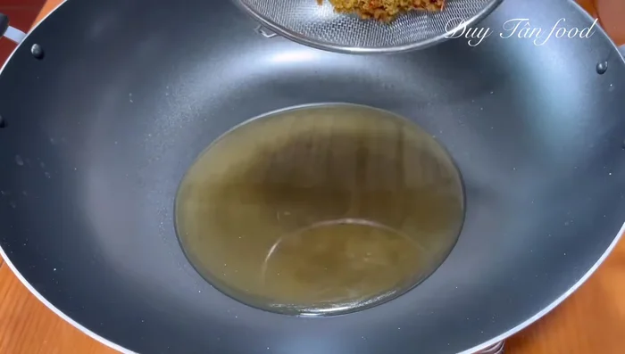 Add the fried lemongrass mixture to the sauce. Cook until sauce thickens and lemongrass is dry.