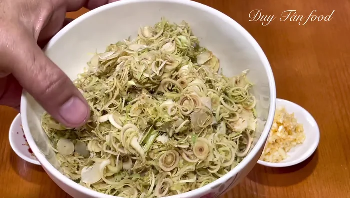 Finely slice lemongrass (100-150g). Grind or blend until smooth. Finely chop chili (1 tablespoon) and garlic (1 tablespoon).