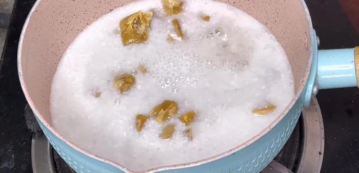 Prepare sugar water: In a saucepan, combine palm sugar, coconut milk and cook over low heat, stirring until sugar dissolves. Remove from heat and let cool slightly.