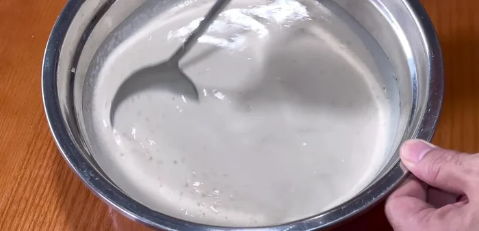Prepare mold: Grease a 22cm cake mold with cooking oil and preheat it in a steamer for a few minutes.