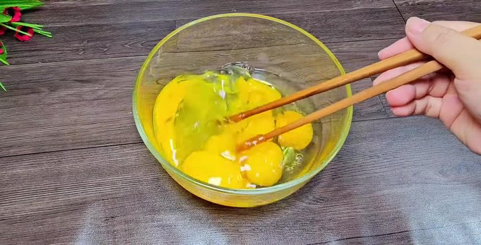 Whisk eggs lightly: Crack eggs into a bowl and stir gently with chopsticks until yolks and whites are combined, but not fluffy.(133.12)