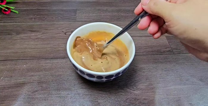 Prepare cocoa and pandan mixtures: Mix cocoa powder with 100ml boiling water until smooth. Combine pandan juice and pandan essence. (277.96)