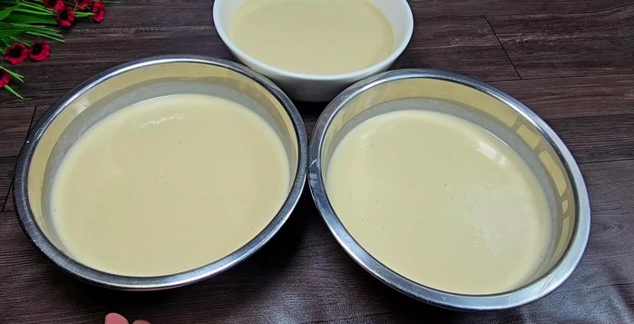 Divide batter and color: Divide batter into three portions. Mix one portion with mung beans, one with cocoa mixture, and one with pandan mixture. (308.16)