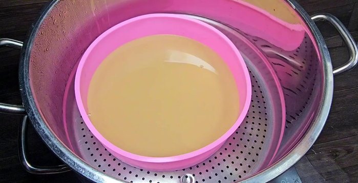 Steam the cake: Grease cake molds. Pour cocoa batter into molds, steam for 18 minutes. Add green bean batter, steam for 20 minutes. Add pandan batter, steam for 30 minutes. (400.16)