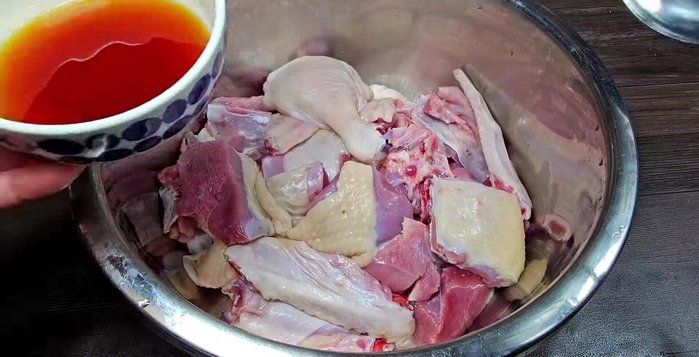 Cut the duck meat into bite-sized pieces. Marinate with fish sauce, sugar, and other spices.