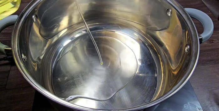 Heat cooking oil in a pot. Add remaining ginger, garlic, and shallots; stir-fry until fragrant.