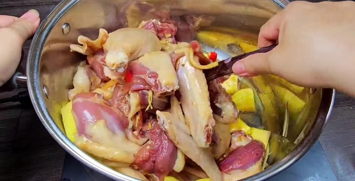 Add the marinated duck meat and stir well until firm.