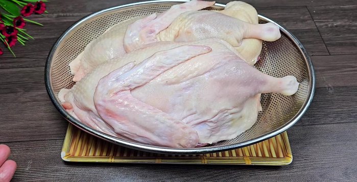 Prepare the duck: Remove any remaining hair. Massage the duck with crushed ginger, white wine, salt, and sugar. Rinse thoroughly.